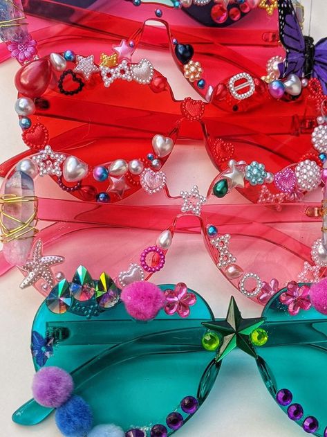 Diy Heart Glasses, Decorated Heart Glasses, Decorated Sunglasses Diy, Decorating Sunglasses, Decorate Sunglasses, Decorated Sunglasses, Bloom Party, Sunglasses Diy, Festival Glasses