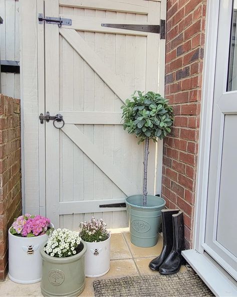 17 Stunning Garden Ideas Using Cuprinol Natural Stone Paint 3 Cuprinol Old English Green, Natural Stone Cuprinol, Garden Fence Colours Ideas, Painted Fence Ideas Colour, Cuprinol Natural Stone, Fence Gate Ideas, Painted Gates, Fence Colours, Garden Gate Ideas