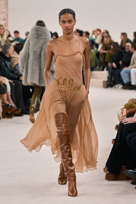 Chloe Fashion, Fall Winter Fashion Trends, Look Boho Chic, Chic Coat, Moda Paris, Fall 24, Fashion Trends Winter, Fashion 2024, Runway Collection