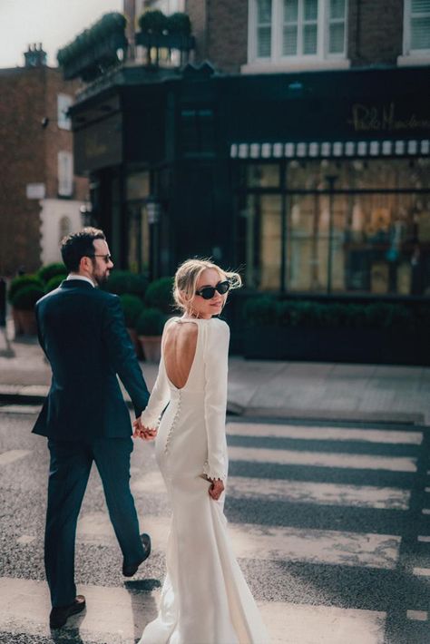 London zebra crossing wedding photography. Belgravia pub wedding bride and groom Uk Wedding Photography, Old Building Wedding Photography, Cityscape Wedding Photos, City Wedding Bridesmaids, Pub Wedding Photos, Wedding Photoshoot Street Style, London City Wedding Photography, Urban Wedding Photoshoot, Wedding City Photoshoot