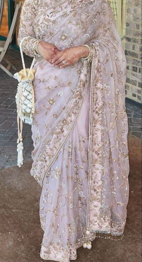 Desi Bridesmaids Outfits, Latest Saree Design, Desi Dress, Simple Saree Designs, Sari Design, Desi Wedding Dresses, Design Saree, Latest Saree, Saree Designs Party Wear