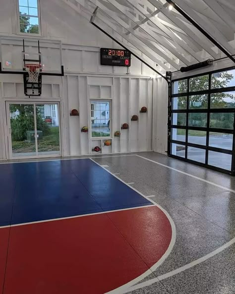 Garage With Entertainment Area, Garage Sport Court, Garage Hangout Ideas, Extra Garage, Party Garage, Barn Gym, Garage Hangout, Gym House, Indoor Sports Court