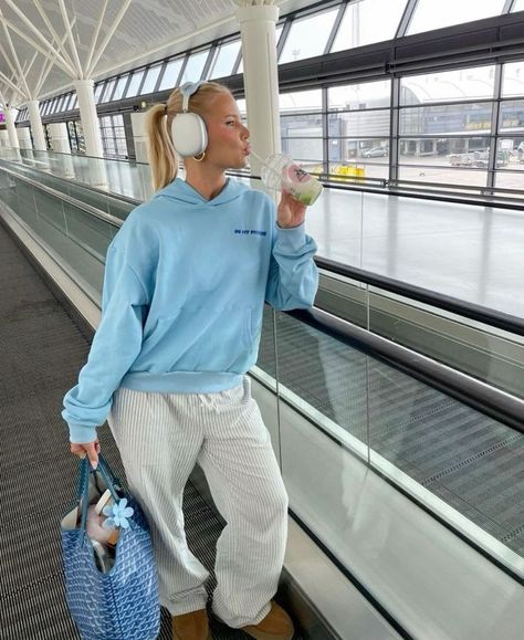 20+ Sweatpants Outfits You Can’t Get Around on Pinterest Right Now 2 Airport Aesthetic Pictures, Chic Airport Outfit, Airport Vibes, Airport Outfit Ideas, Plane Outfit, Air Port Outfit, Airplane Outfits, Don't Know What To Wear, Travel Outfit Plane