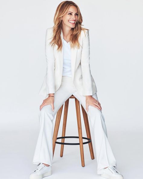 #juliaroberts Happy Sunday Everyone 🤗 Julia Roberts Style, Business Portraits Woman, Professional Profile Pictures, Business Portrait Photography, Man About Town, Studio Photoshoot, Business Portrait, Julia Roberts, Shooting Photo