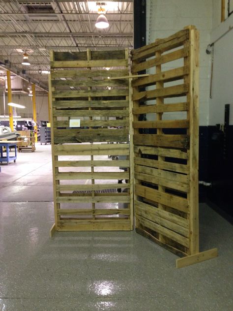 Pallet wall constructed by Utley Brothers Printing Palette Display, Pallet Backdrop, Pallet Pictures, Pallet Display, Diy Pallet Wall, Pallet Walls, Pallets Diy, Fall Leaf Garland, Fair Booth