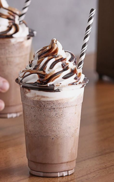 Coffee Milkshake Aesthetic, Cafe Helado Aesthetic, Chocolate Shake Aesthetic, Ice Chocolate Drink Aesthetic, Chocolate Drink Aesthetic, Frappe Aesthetic, Milkshake Photography, Ice Chocolate Drink, Milkshake Aesthetic