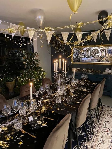 New Years Eve Table Setting, New Years Party Themes, New Year's Eve Party Themes, New Years Dinner Party, Nye Party Decorations, Nye Dinner, New Years Eve Party Ideas Decorations, Nye Decorations, New Year's Eve Activities