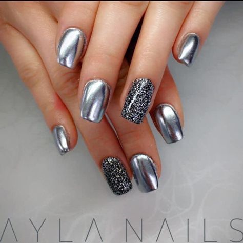 Chrome Gel Nail Designs, Silver Chrome And Glitter Nails, Silver Short Nail Designs, Vegas Nails Ideas Short, Chrome Acrylic Nails Designs, Nye Manicure, Dip Chrome Nails, Chrome Nails With Glitter, Vegas Nail Ideas