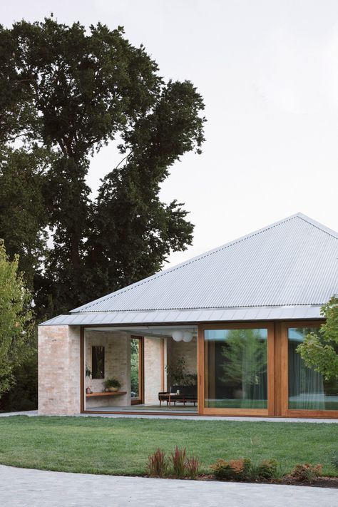 Kyneton House, Kaufmann House, Simple Floor Plans, Recycled Brick, Angled Ceilings, Town Building, Top Architects, Australian Architecture, Architecture Awards