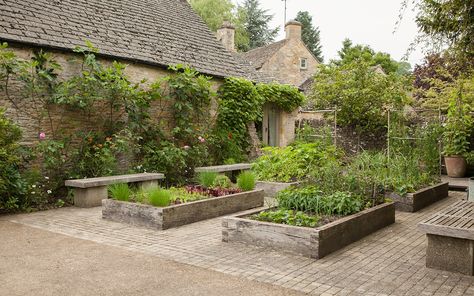 The Old Rectory – Dig Delve – An online magazine about gardens, landscape, growing & making. Cotswold Cottage Garden, Dan Pearson Garden Design, Courtyard Vegetable Garden, Kitchen Vegetable Garden, Cotswolds Garden, Cotswold Garden, Dan Pearson, Vertical Vegetable Gardens, Bog Garden