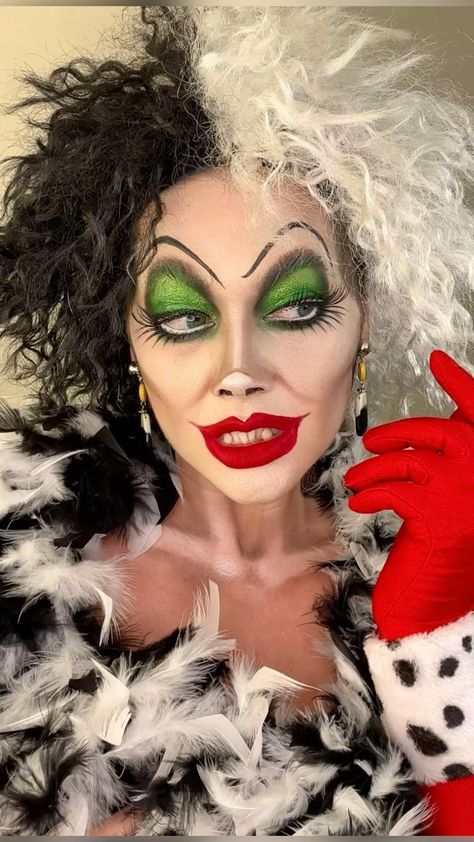 Disney Villains Makeup Ideas, Cruella Makeup Looks, Disney Villain Makeup Looks, Cruella Halloween Makeup, Cartoon Characters Makeup, Disney Villian Makeup, Cruelly Devil Makeup, Cruella Makeup Halloween, Disney Characters Makeup