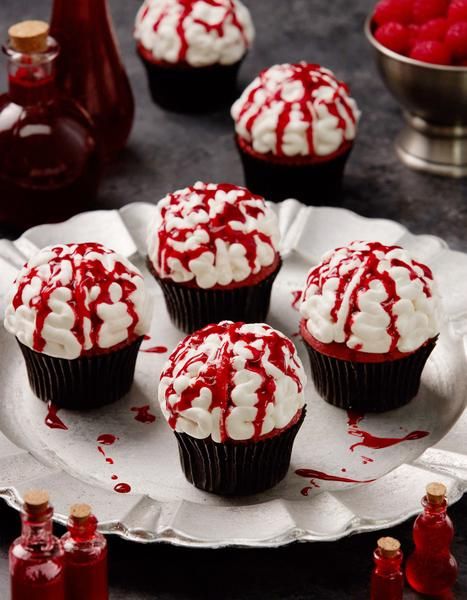 Braaaainnnns! While I wouldn't recommend eating actual brains, I certainly won't try to stop you from eating cupcake brains. They may look gruesome but you won't regret whipping up these raspberry flavored Brain Cupcakes Yield: Makes 12 cupcakes   Things you'll need Raspberry Cake Ingredients 1 ¾ cups unsweetened fro Brain Cupcakes, Scary Halloween Food, Rosanna Pansino, Healthy Halloween Snacks, Eat Cupcakes, Molten Lava Cakes, Halloween Appetizers, Raspberry Cake, Creative Desserts