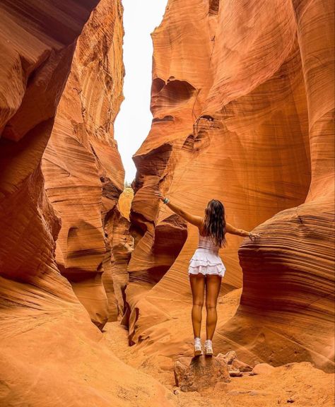 Antelope Canyon Photoshoot, Grand Canyon Picture Ideas, Desert Hiking Outfit, Arizona Parks, Arizona Travel Outfits, Grand Canyon Outfit, Hiking Poses, Grand Canyon Pictures, Arizona Aesthetic