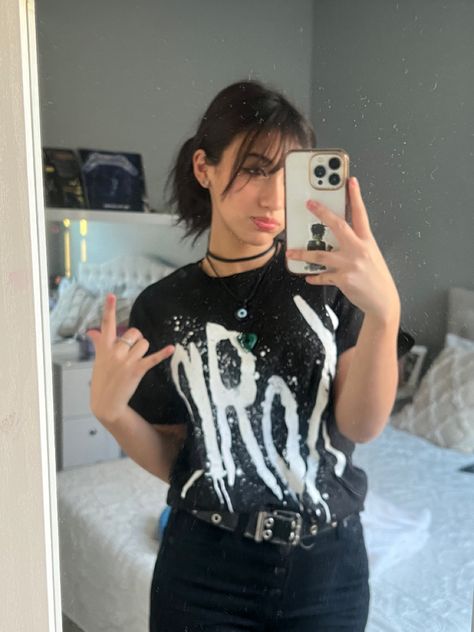 Korn Outfit Aesthetic, Korn Shirt Outfit, Korn Outfit Ideas, Korn Outfit, Korn Concert Outfit, Band Shirt Outfits, Korn Concert, Band Clothes, Grunge Tshirt