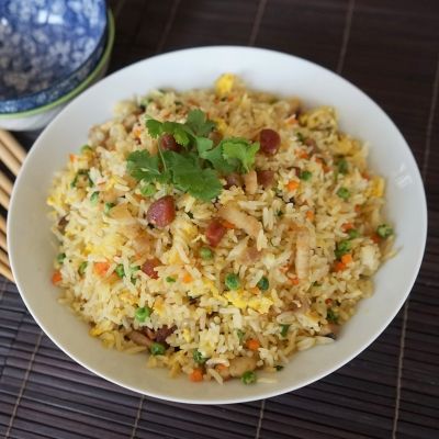 Cantonese Fried Rice, Wok Recipes, Rice Side Dish Recipes, Garlic Fried Rice, Cantonese Food, Cantonese Cuisine, Pork Fried Rice, Authentic Chinese Recipes, Rice Side Dishes