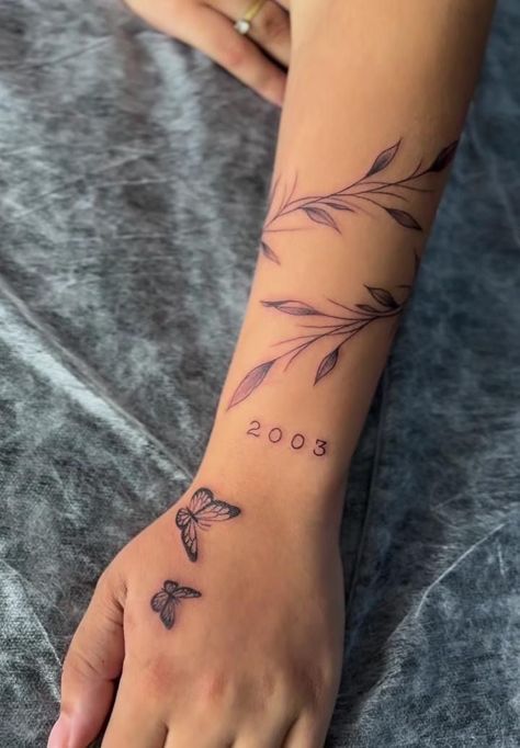 Wrap Around Tattoo, Wrap Tattoo, Forearm Tattoo Women, Pretty Tattoos For Women, Wrist Tattoos For Women, Small Hand Tattoos, Cute Tattoos For Women, Discreet Tattoos, Tattoo Feminina