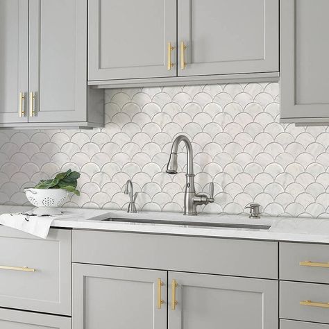 Backsplash Tile Shapes, White Scallop Backsplash, Sparkling Backsplash Kitchen, Kitchen Floor And Backsplash Ideas, Kitchen Backsplash White Cabinets Gray Counter, Unique Kitchen Tile Backsplash, Scalloped Backsplash Bathroom, Kitchen Tile Backsplash With White Cabinets, Kitchen Backsplash For White Cabinets