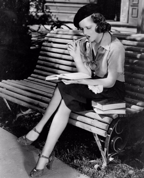 Please Do Not Disturb! Black and White Photos of Movie Stars Reading in the Past ~ Vintage Everyday People Reading, Lana Turner, Hollywood Cinema, 30s Fashion, Look Retro, Retro Mode, Movie Fashion, 1930s Fashion, Moda Vintage