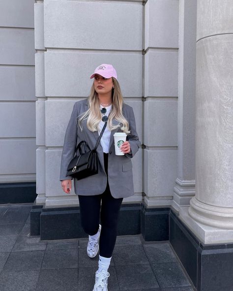 Baseball Hat Blazer Outfit, Blazer And Hat Outfits For Women, Blazer And Cap Outfit, Blazer And Baseball Hat Outfit, Baseball Outfit Women, Dad Hat Outfits Women, Sport Casual Outfit, Baseball Hat Outfit, Suits And Sneakers