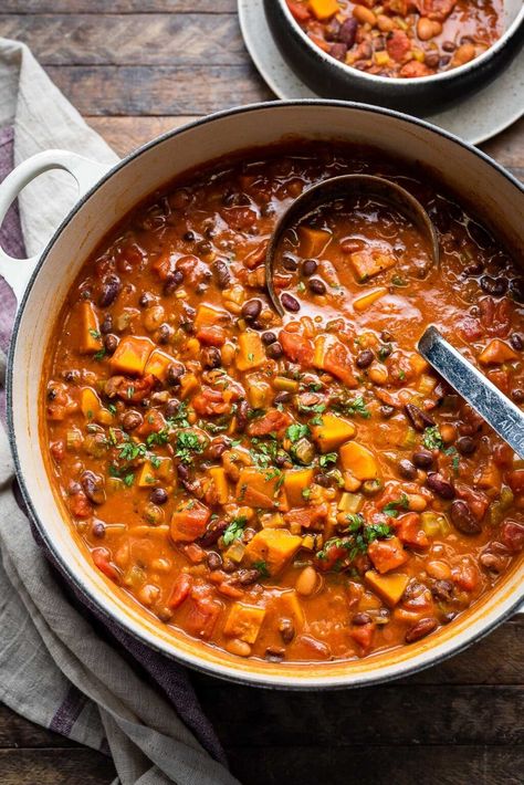 Kabocha Squash Chili is a comforting, vegetarian chili perfect for a cozy meal! If you like pumpkin chili or chili with butternut squash, you'll love this kabocha squash recipe! This recipe comes from the cookbook Meat to the Side, by Liren Baker. Chili With Butternut Squash, Kabocha Squash Recipe, Kabocha Squash Soup, Squash Chili, Butternut Squash Chili, Savory Pumpkin Recipes, Pumpkin Chili, Kabocha Squash, Squash Recipe