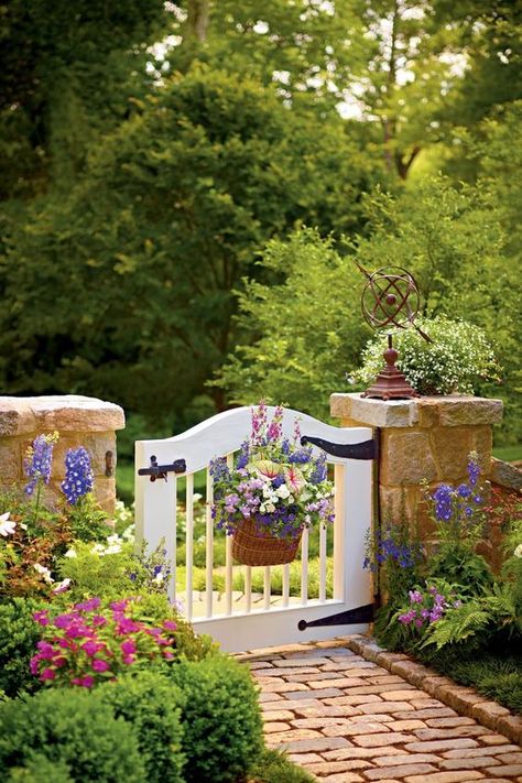 Gate With Flowers, White Gate, Wooden Garden Gate, Garden Gates And Fencing, Garden Gate Design, Garden Entrance, Have Inspiration, The Secret Garden, Charming Garden