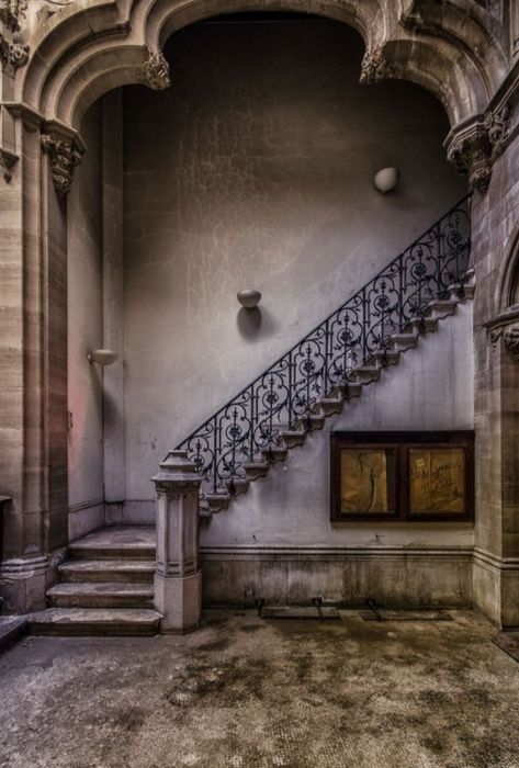 Abandoned Stairs, Stairways Ideas, Amazing Staircases, Interior Entryway, Outdoor Staircase, Story Prompt, Abandoned Train Station, Lost Memories, Abandonment Issues