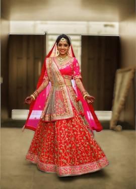 Best site to plan a modern Indian wedding, WedMeGood covers real weddings, genuine reviews and best vendors | candid photographers, Make-up artists, Designers etc Punjabi Wedding Dress, Dupatta Draping Styles, Dupatta Styling, Bridal Hijab Styles, Hijabi Brides, Sharara Designs, Estilo Hijab, Bridal Lehenga Designs, Bridal Hijab