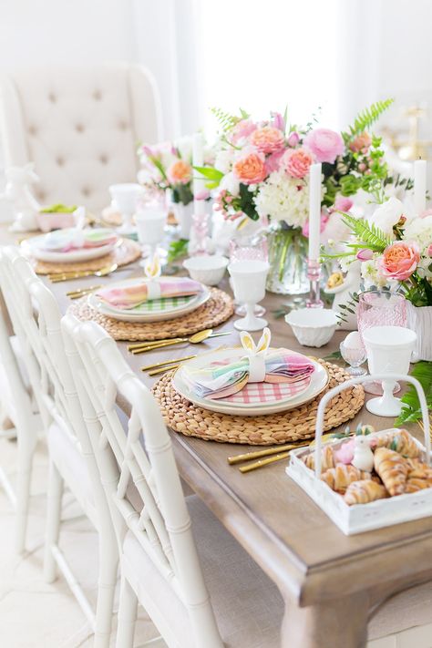 Colorful Easter Decor, Easter House Decor, Cute Dining Table, Easter Table Setting Ideas, Easter Dining Table Decor, Colorful Easter Table, Easter Party Table, Easter Dining Table, Easter Brunch Tablescape