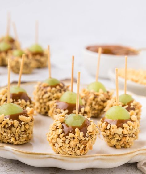 3 Ingredient Healthier Caramel Apple Grapes Caramel Grapes, Caramel Apple Grapes, Healthy Caramel Apple, Caramel Bites, Mini Caramel Apples, Summer Sweets, Homemade Caramel Sauce, Spring Brunch, Breakfast Meals