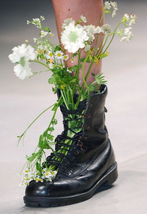 #fresh #floral #boots City Boots, London Spring, 가을 패션, Photography Inspo, Fashion Week Spring, London Fashion Week, Creative Inspiration, Combat Boots, Fashion Photography