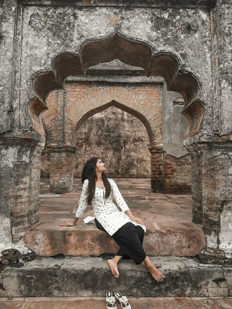 Lotus Temple Photography Poses, Khajuraho Photoshoot, Kurta Poses Women In Temple, Photo Poses In Banaras, Charminar Photography Poses, Temple Poses Photo Ideas Indian, Poses In Temple Indian, Photo Poses In Temple, Hampi Photography Poses