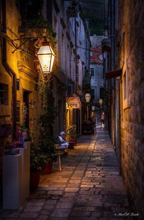 Hey.... my name is Guzide... I live in Istanbul, Turkey.... Enjoy my blog ! City Streets Photography, Narrow Street, Architecture Concept Drawings, Fantasy City, Night Aesthetic, City Aesthetic, Urban Photography, Dubrovnik, City Streets