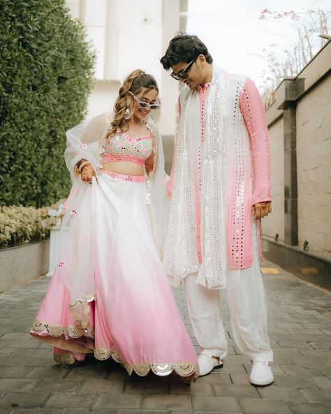 Haldi Outfit For Couple Indian, Haldi Outfit Ideas For Bride And Groom, Haldi Dress For Bride And Groom, Haldi Pink Outfit, White Haldi Outfit For Bride, Haldi Outfits For Bride And Groom, Cuples Cloths, Haldi Couple Outfits, Couple Indian Outfits