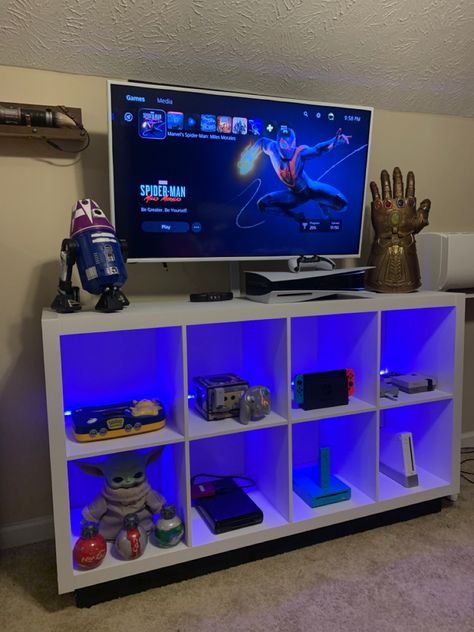 Kallax Ikea Boys Bedroom, Gaming Bedroom Small Space, Track Bedroom Ideas, Walk In Closet Game Room, Boys Tv Wall, Games Room Boys, Teen Boy Tv Wall, Ikea Kallax Gaming Room, Kallax Game Room