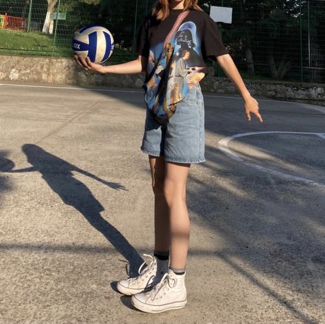 Indie Outfits With Shorts, Aesthetic Jorts Outfits, Aesthetic Outfit Shorts, Outfits With Jorts Women, Jorts Outfit Idea Summer, Skater Summer Outfits, Jorts Summer Outfits, Long Shorts Outfits, Mom Shorts Outfit