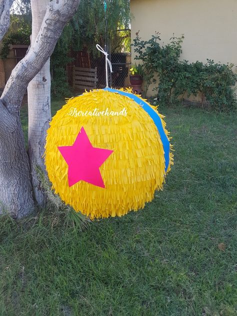 Toy Story Piñata Ideas, Toy Story Rodeo Party, Toy Story Pinata Diy, Pizza Planet Toy Story Party Ideas, Pizza Planet Centerpiece, Buzz Light Year Pinata, Centerpiece Toy Story, Toy Story Pinata, Toy Story Pizza Planet Party