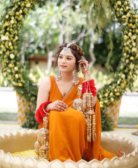 Bride In Saree, Chooda Ceremony, Saree For Haldi, Haldi Outfits For Bride, Haldi Look For Bride, Haldi Outfit For Bride, Haldi Ceremony Outfit, Haldi Dress, Haldi Outfits