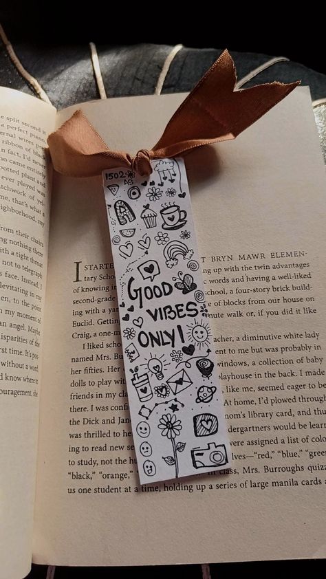 Doodle Art On Bookmark, Bookmark For School, Asethic Bookmarks, Book Marks Drawing Ideas, Cute Anime Bookmarks, Homade Book Marks, Bookmark Ideas Aesthetic Quotes, Book Mark Making Ideas, Doodle Art Bookmarks