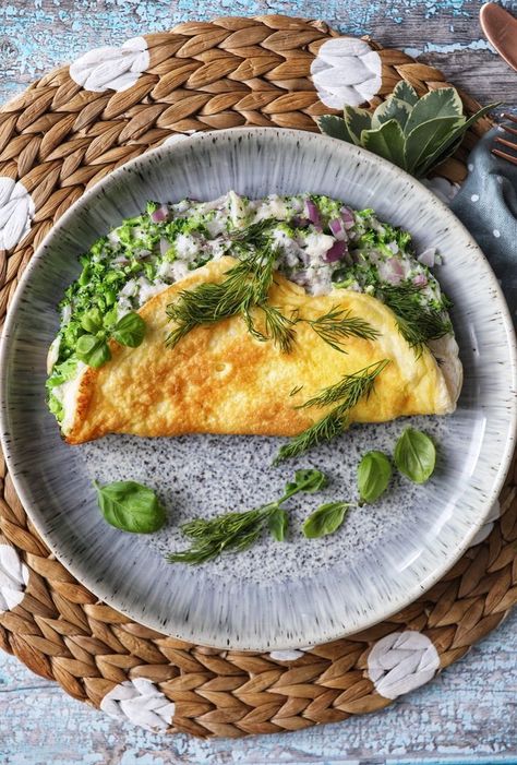 Green Omelette, Feta Omelette, Optavia Lean And Green, Omelette Recipe, Fresh Broccoli, Healthy Veggies, White Cheddar, Idee Pasto Sano, Omelet