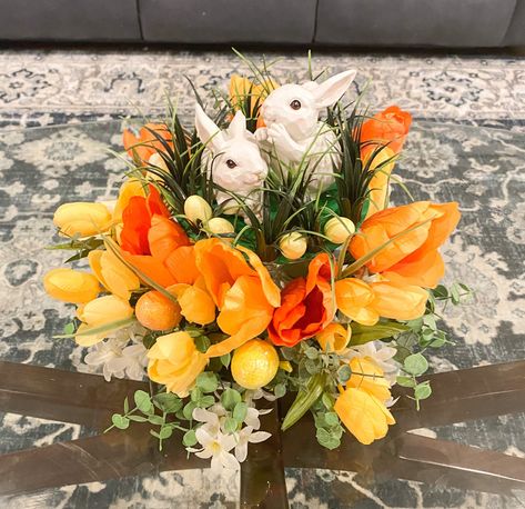 Tulips Centerpiece, Easter Bunny Centerpiece, Easter Craft Ideas, Tulip Centerpiece, Easter Table Centerpieces, Easter Mason Jars, Easter Floral Arrangement, Creative Easter Eggs, Basket Centerpieces