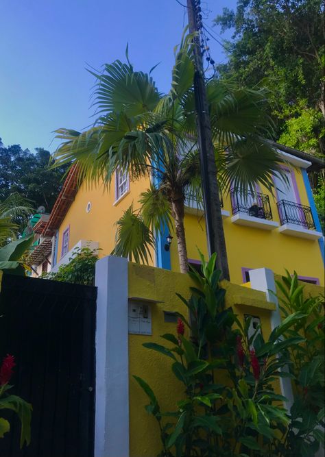 #brazil #yellow #aesthetic #happylife #nature #house Photo Profil Insta Original, Nature House, Dreamscape Architecture, Travel America, Yellow Aesthetic, Aesthetic Colors, America Travel, New Beginnings, Brazil