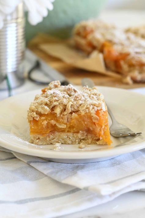 Easy-to-Make Apricot Crumble Bars Apricot Crumble Cake, Apricot Jam Bars, Apricot Cheesecake Bars, Apricot Shortbread Bars, Manuela Ricotta Crumble, Apricot Crumble, Apricot Cake, Fruity Treats, Instagram Recipes