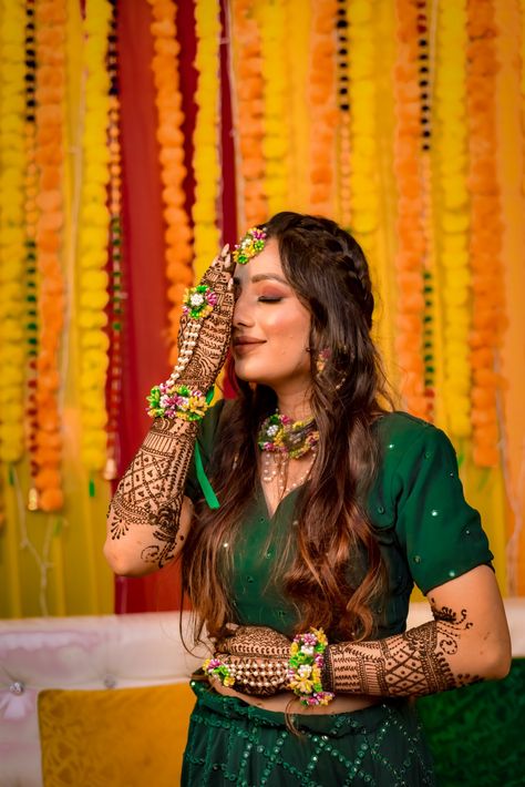 Mehandi Dulhan Pose, Girl Mehandi Shoot, Mehandhi Photoshoot, Dulhan Mehndi Pose, Mhendi Photo Shoot With Friends, Mehandi Shoot Bride Video, Bride Mehandi Photography, Mehandi Poses Photography, Mehandi Poses For Bride