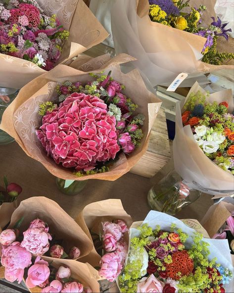 Flower In Brown Paper, Flowers With Brown Paper, Flowers In Brown Paper, Flowers Wrapped In Brown Paper, Paper Wrapped Bouquet, Brown Paper Flowers, London Flowers, Brown Paper Wrapping, Aesthetic Brown