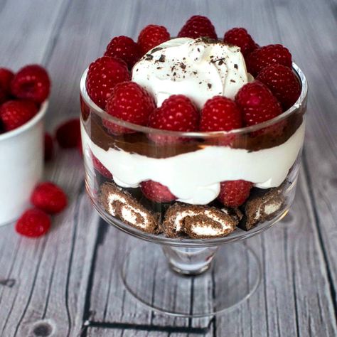 Hoho trifle Hoho Trifle, Best Fruit Cake Recipe, Valentines Day Chocolate, Hostess Snacks, Valentine's Day Chocolate, Chocolate Ideas, Pie Cupcakes, Easy Holiday Desserts, Trifle Dish