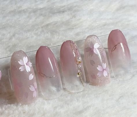 Sakura Nails Design, Sakura Nails, Natural Color Nails, Sakura Nail Art, Japan Nails, Bridal Nail, Cherry Blossom Nails, Cherry Blossom Petals, Minimal Nails Art