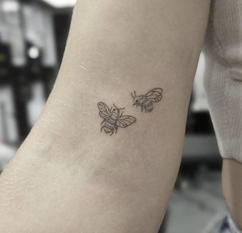 By bentim_martinez (instagram) Mother And Daughter Bee Tattoo, Two Bumble Bee Tattoo, Flying Honey Bee Tattoo, 2 Bumble Bee Tattoo, Two Bee Tattoo, Small Bee And Flower Tattoo, Matching Bumble Bee Tattoo, Mother Daughter Bee Tattoos, Three Bees Tattoo