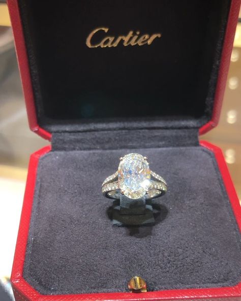 M I T R A 💎 ميترا on Instagram: “Fabulous engagement ring 😍💎 @cartier #cartier #diamonds #ring #highjewellery #finejewellery #hautejoaillerie #bridal #wedding” Engagement Ring Cartier, Cartier Diamond Rings, Harry Winston Engagement, Cartier Wedding Rings, Tiffany Engagement Ring, Harry Winston, Dream Engagement, Cute Wedding Ideas, Dream Engagement Rings