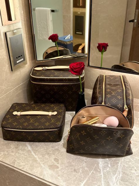 Lv Makeup Bag, Luxury Makeup Vanity, Louis Vuitton Makeup Bag, Louis Vuitton Makeup, Fake Makeup, Travel Vanity, Jewelry Product Shots, Louis Vuitton Agenda, Louis Vuitton Travel