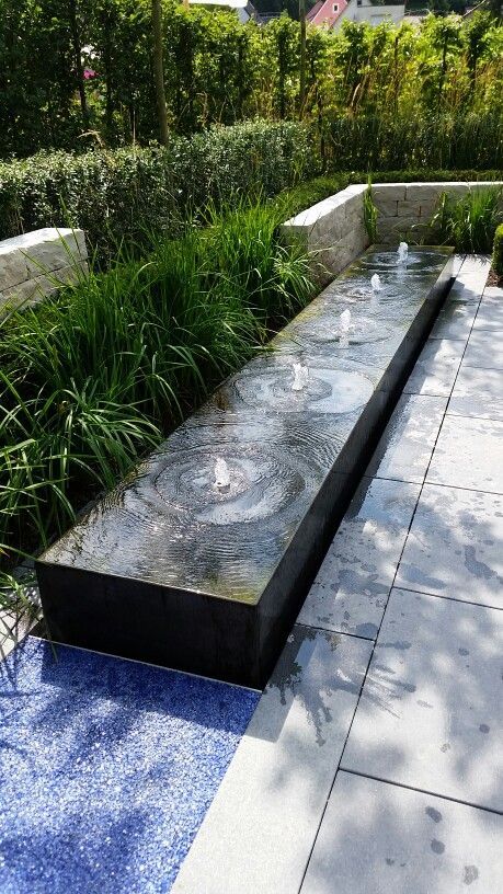 Infinity edge water fountain ideas | #ContainerWaterGardens Modern Water Feature, Water Fountain Design, Kolam Koi, Container Water Gardens, Taman Air, Outdoor Water Feature, Outdoor Water Features, Garden Water Fountains, Small Water Features